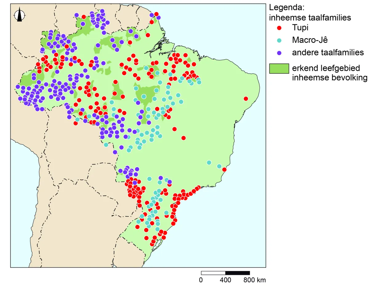 Kaart van Brazilië met stippen voor inheemse talen, gekleurd naar de taalfamilies Tupi, Macro-Jê en andere, met de erkende leefgebieden van de inheemse bevolking in groen.