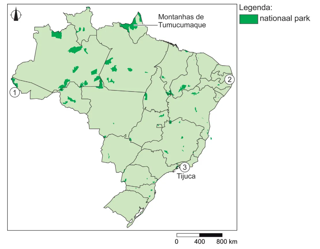 Kaart van Brazilië met de deelstaten en de nationale parken in groen. Montanhas de Tumucumaque ligt in het noorden, cijfer 1 ligt aan de westgrens, cijfer 2 aan de oostkust in het noordoosten en cijfer 3 bij Tijuca aan de zuidoostkust. Schaalstok 0 tot 800 km.