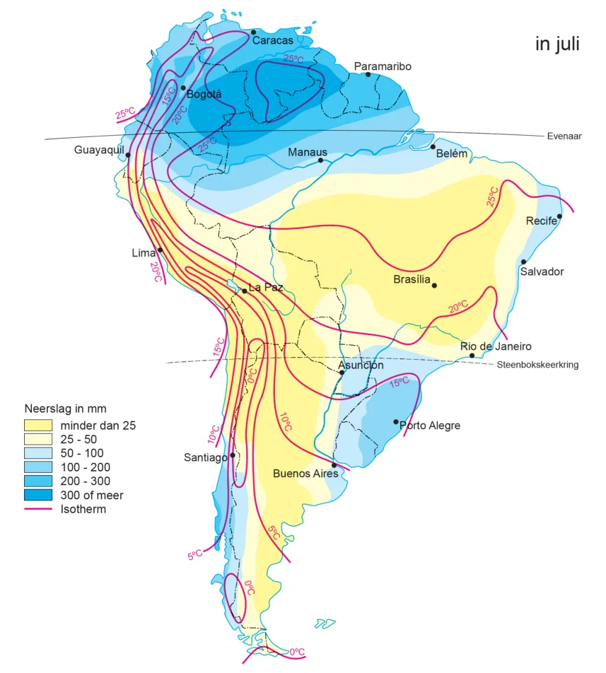 Kaart van Zuid-Amerika in juli met de neerslag in mm in zes klassen en isothermen. In juli valt de meeste neerslag in het noorden van Zuid-Amerika en is het midden en oosten van Brazilië droog.