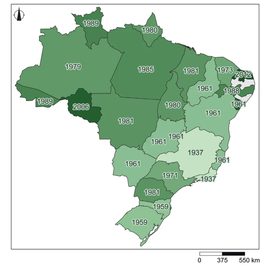 Kaart van Brazilië met per deelstaat het jaartal waarin het eerste nationale park is aangewezen, in groentinten. In het zuidoosten staan de vroegste jaartallen (1937, 1959, 1961), in het Amazonegebied en het westen latere jaartallen (1979 tot 2006). Schaalstok 0 tot 550 km.