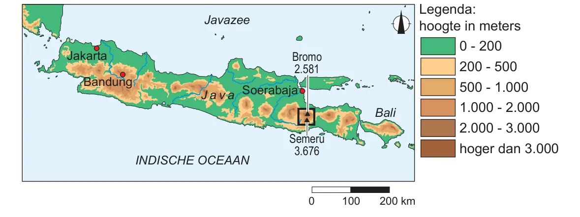 Hoogtekaart van Java met de Javazee in het noorden en de Indische Oceaan in het zuiden. In het oosten van Java zijn de Bromo (2.581 m) en de Semeru (3.676 m) aangegeven, met een kader rond het gebied van het satellietbeeld.