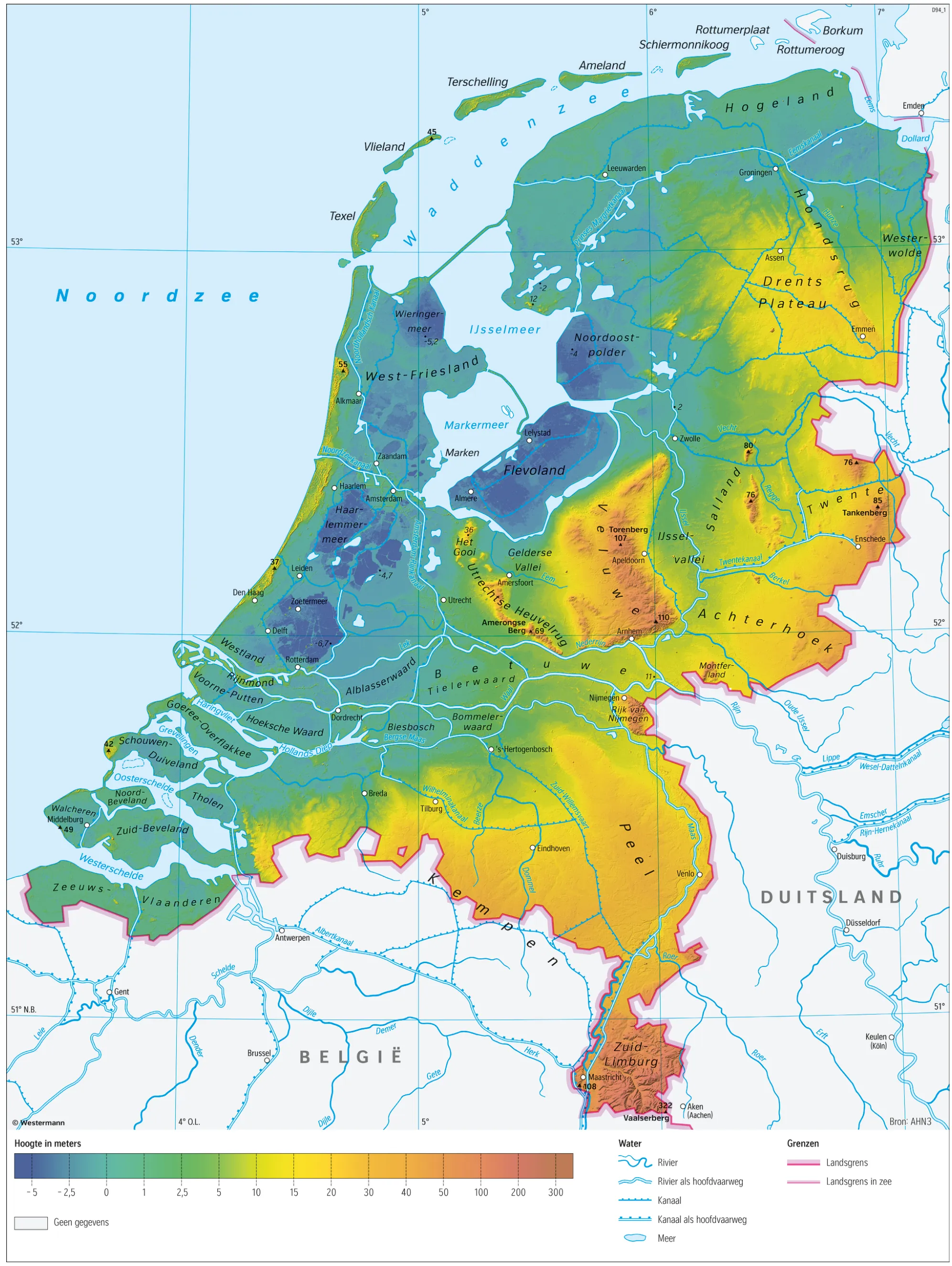 Hoogtekaart van Nederland en de grensgebieden met de hoogte in meters in kleuren van -5 tot 300 meter, rivieren, kanalen, landschapsnamen en hoogtepunten.