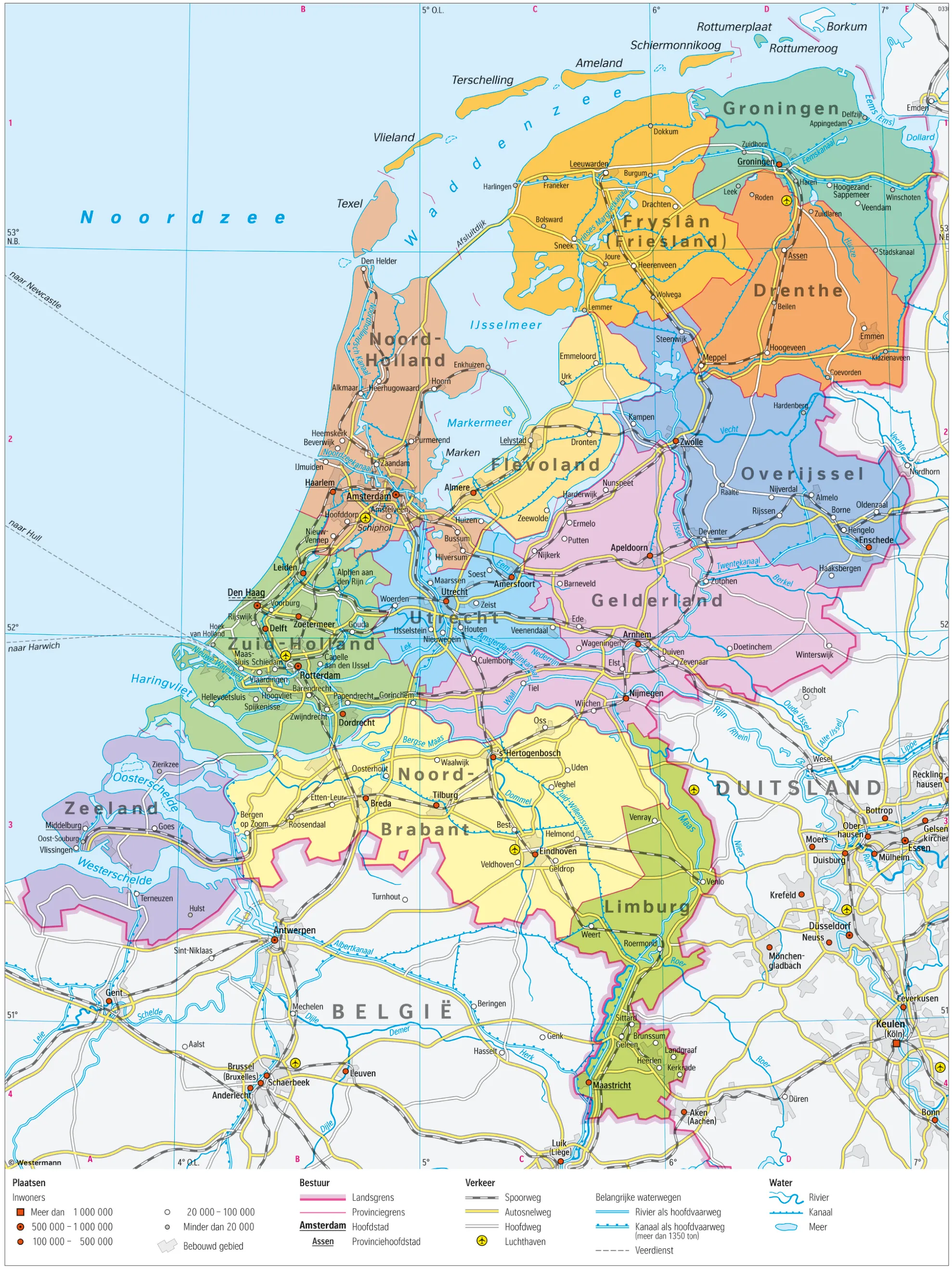 Overzichtskaart van Nederland en de grensgebieden met de provincies in kleur, provinciehoofdsteden, grotere plaatsen, wegen, spoorwegen, rivieren en kanalen.