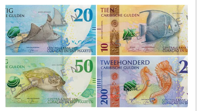 Vier Caribische gulden-biljetten van 10, 20, 50 en 200 gulden, met zeedieren en vissen.