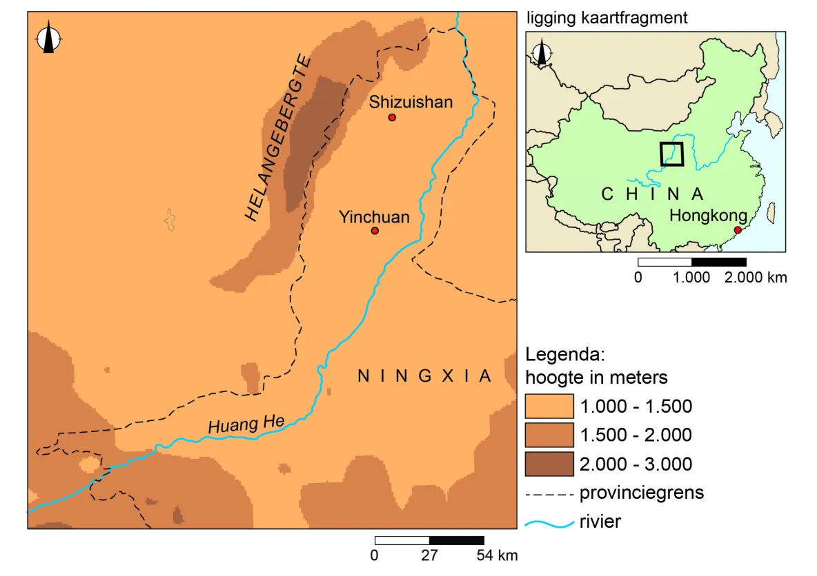 Kaart van de Ningxia-regio met hoogteklassen van 1.000 tot 3.000 meter, het Helangebergte, de Huang He en een inzetkaart van China met de ligging van het kaartfragment.