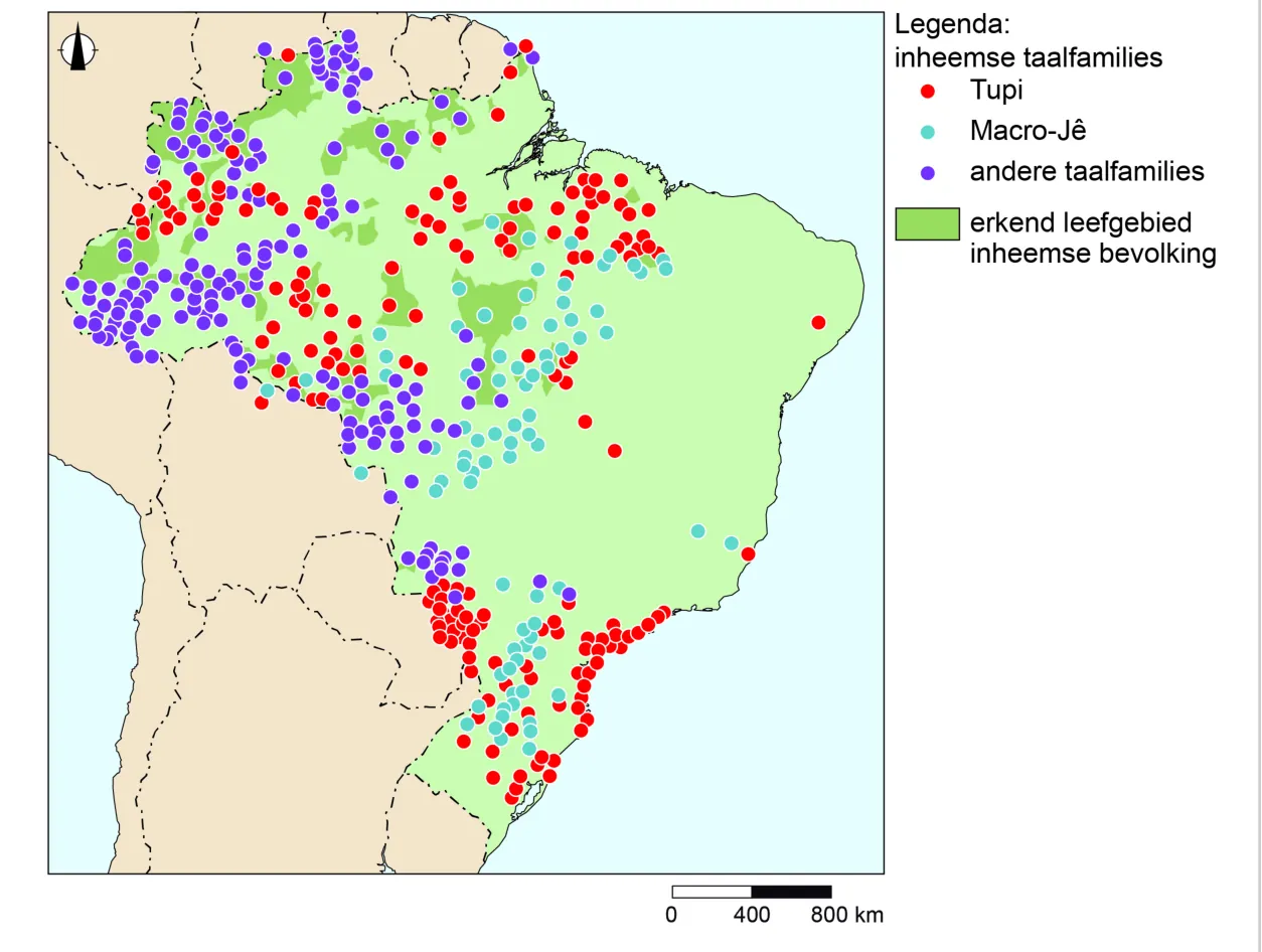 Kaart van Brazilië met stippen per inheemse taalfamilie (Tupi, Macro-Jê en andere) en het erkende leefgebied van de inheemse bevolking.