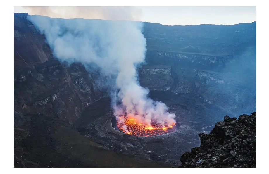 Krater van de Nyiragongo met een lavameer en opstijgende damp.