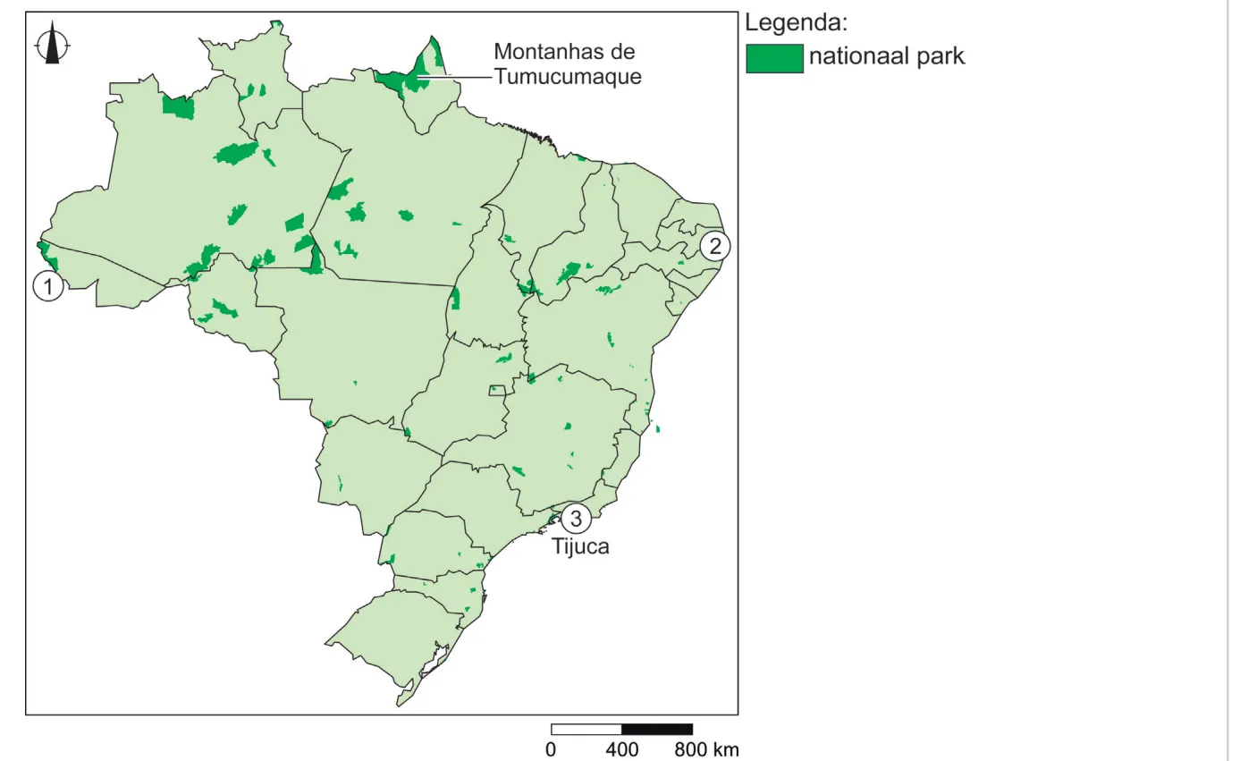 Kaart van Brazilië met de deelstaatgrenzen en de nationale parken in donkergroen. Het grote park Montanhas de Tumucumaque ligt in het noorden; cijfer 1 staat in het uiterste westen, cijfer 2 aan de noordoostkust en cijfer 3 bij Tijuca aan de zuidoostkust. In het Amazonegebied liggen veel grote parken, in het zuidoosten vooral kleine.