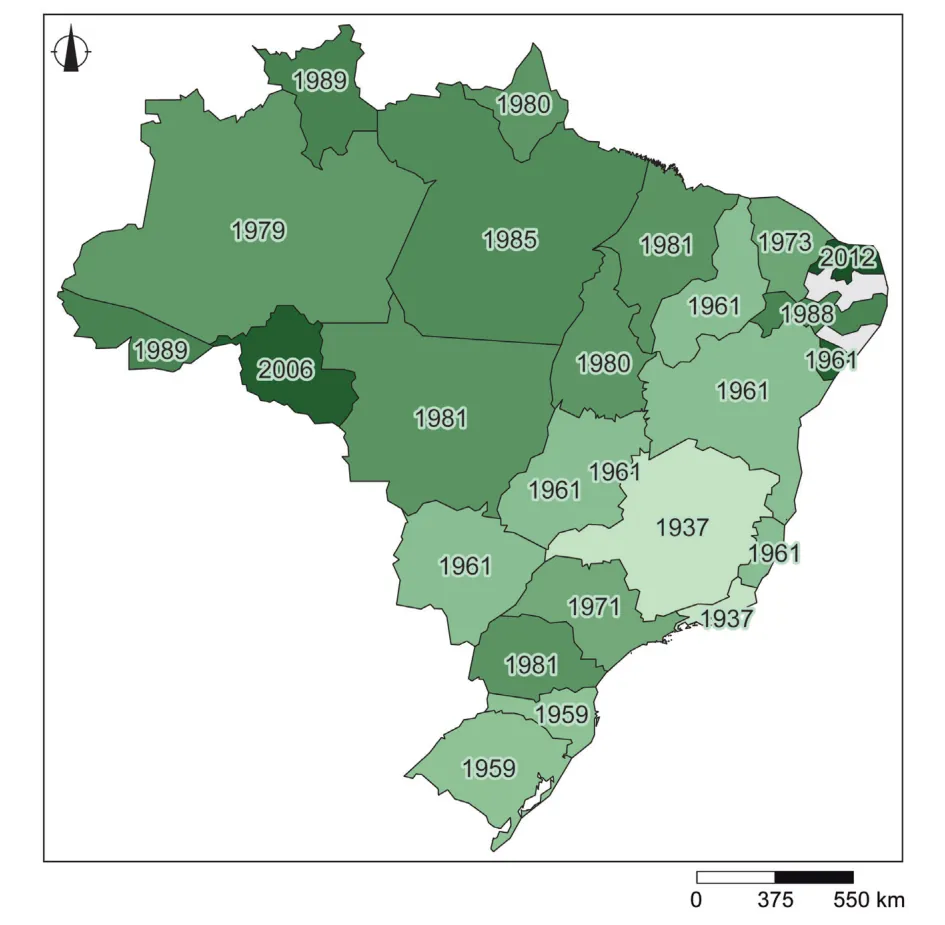 Kaart van Brazilië met per deelstaat het jaartal van het eerste aangewezen nationale park, in groentinten. In het zuidoosten staan de vroegste jaartallen (1937, 1959, 1961); in het Amazonegebied in het noorden en westen latere jaartallen (1979 tot 1989, en 2006).