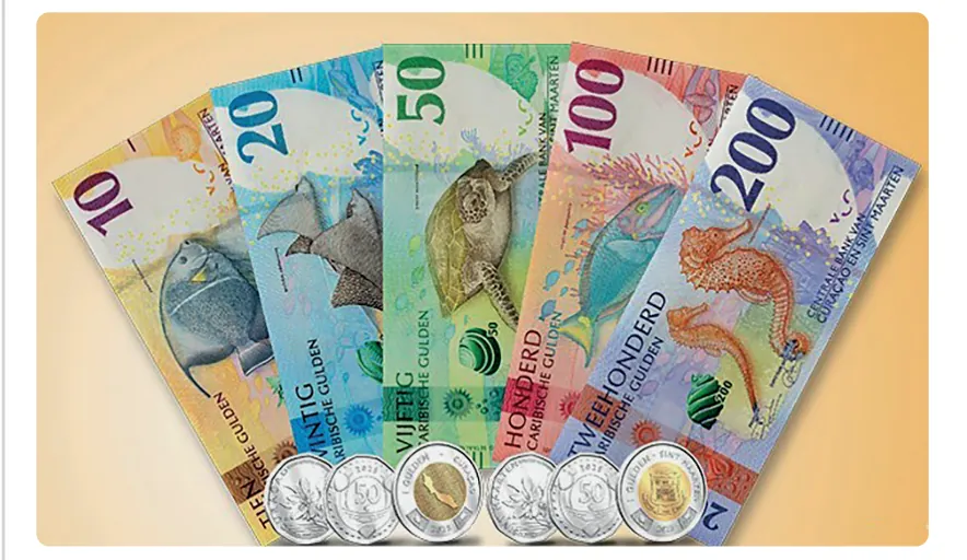 Bankbiljetten van de Caribische gulden van 10, 20, 50, 100 en 200 in een waaier, met afbeeldingen van zeedieren zoals een vis, een rog, een schildpad en een zeepaardje, en daaronder zes munten.