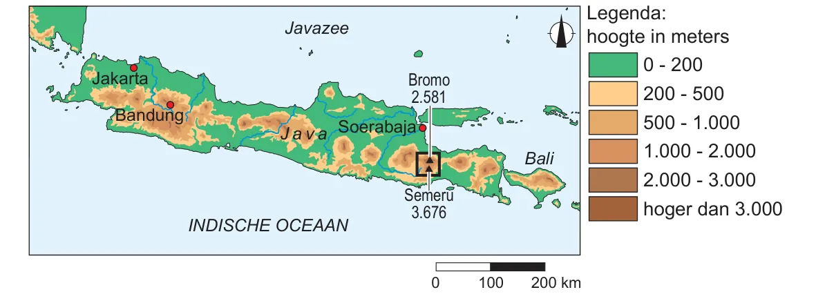Hoogtekaart van Java met de Javazee in het noorden en de Indische Oceaan in het zuiden, met Jakarta, Bandung, Soerabaja en Bali. In het oosten is het satellietbeeld aangegeven met de Bromo (2.581 m) en de Semeru (3.676 m).