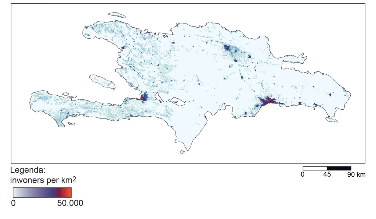 Kaart van Hispaniola met de bevolkingsdichtheid in inwoners per km², oplopend van 0 tot 50.000. Haïti is over bijna het hele grondgebied verspreid bewoond, met de hoogste dichtheid in een stad aan de baai in het westen; in de Dominicaanse Republiek is het grootste deel van het land dunbevolkt en liggen de hoge dichtheden vooral in enkele steden, met de grootste aan de zuidkust. Schaalbalk 0 - 45 - 90 km.