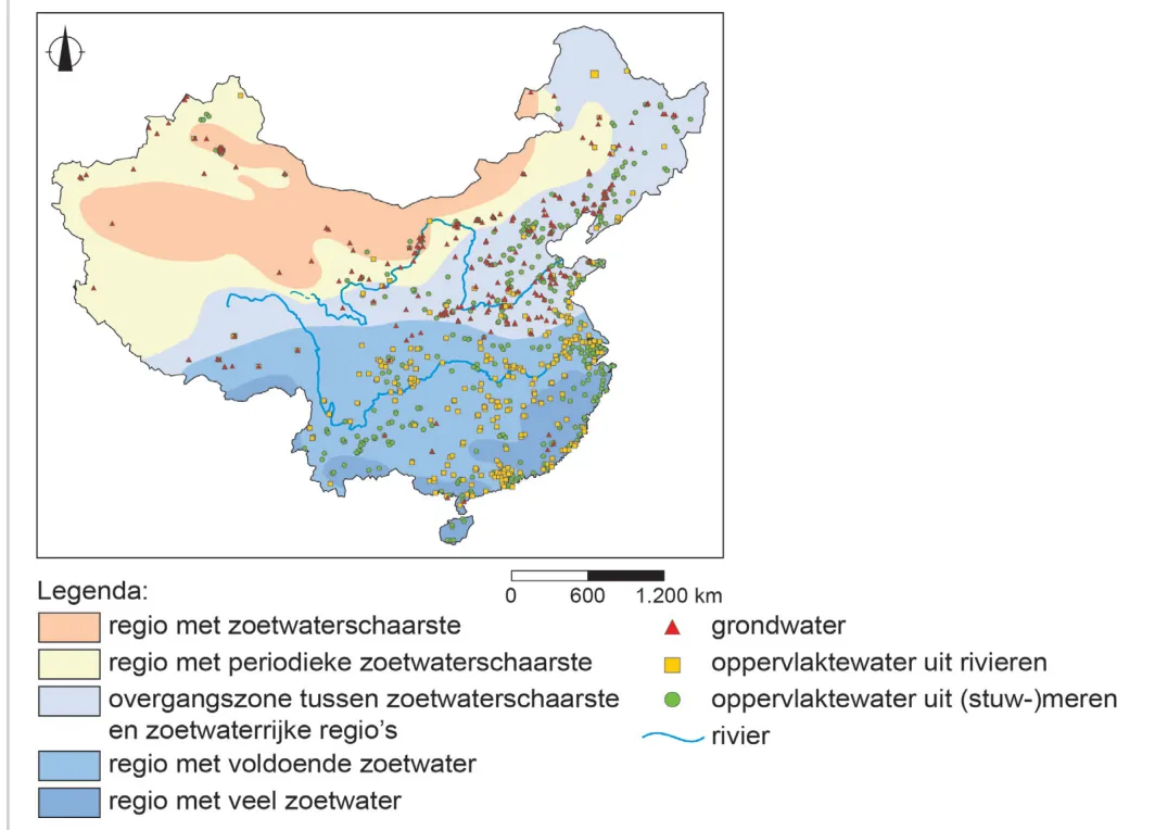 Kaart van China met zoetwaterschaarste per regio, met de locaties van grondwater en oppervlaktewater en de legenda.