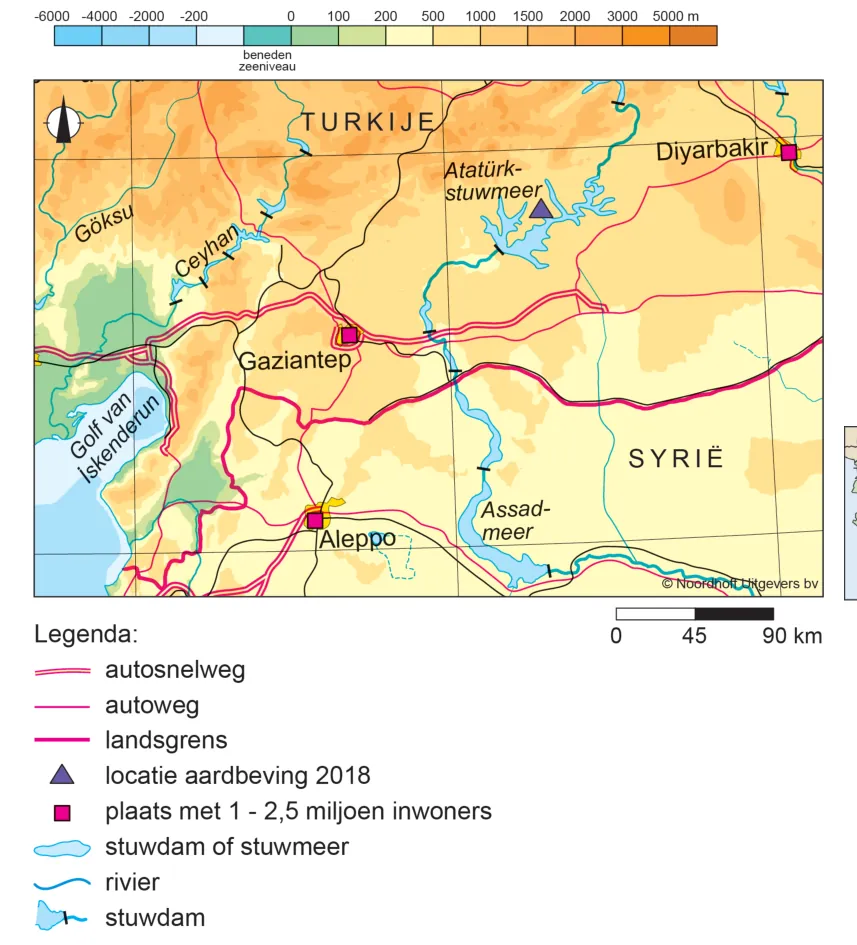 Hoogtekaart van het gebied rond het Atatürk-stuwmeer in Turkije en Syrië, met het stuwmeer, de Atatürkdam, de locatie van de aardbeving van 2018, de steden en de legenda.