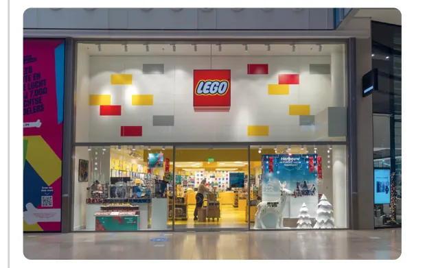 Winkelpui van een Lego-winkel in een winkelcentrum, met het Lego-logo boven de ingang.