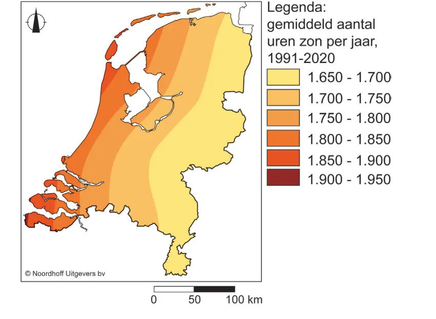 Kaart van Nederland met kleurvlakken voor het gemiddeld aantal uren zon per jaar in 1991-2020; de lichtgele vlakken liggen in het oosten en zuiden, de oranje vlakken in het westen en noorden.
