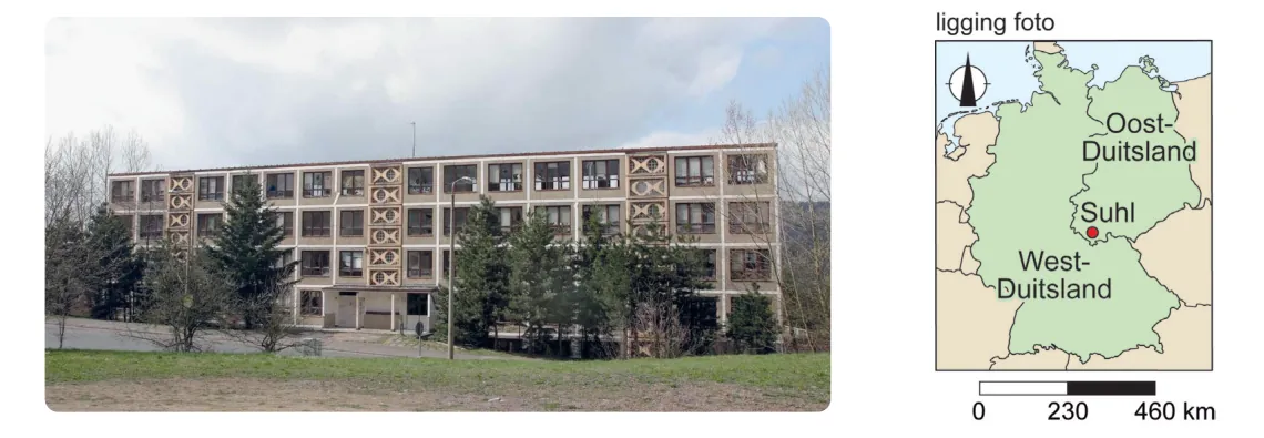 Foto van een vervallen flatgebouw van meerdere verdiepingen met bomen eromheen, naast een kaartje van Duitsland met de ligging van Suhl in het voormalige Oost-Duitsland.