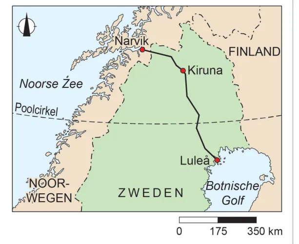 Kaart van Noord-Zweden en Noorwegen met de spoorlijn van de Noorse havenstad Narvik via Kiruna naar Luleå aan de Botnische Golf, met de poolcirkel en een schaalstok van 350 km.