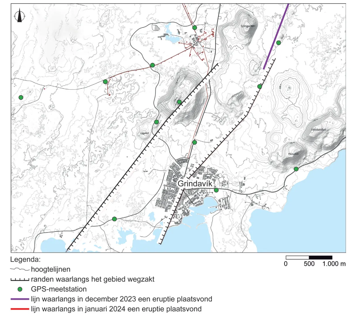 Topografische kaart van de omgeving van Grindavik met hoogtelijnen, randen van waarlangs het gebied wegzakte, GPS-meetstations en de lijnen waarlangs in december 2023 en januari 2024 een eruptie plaatsvond.