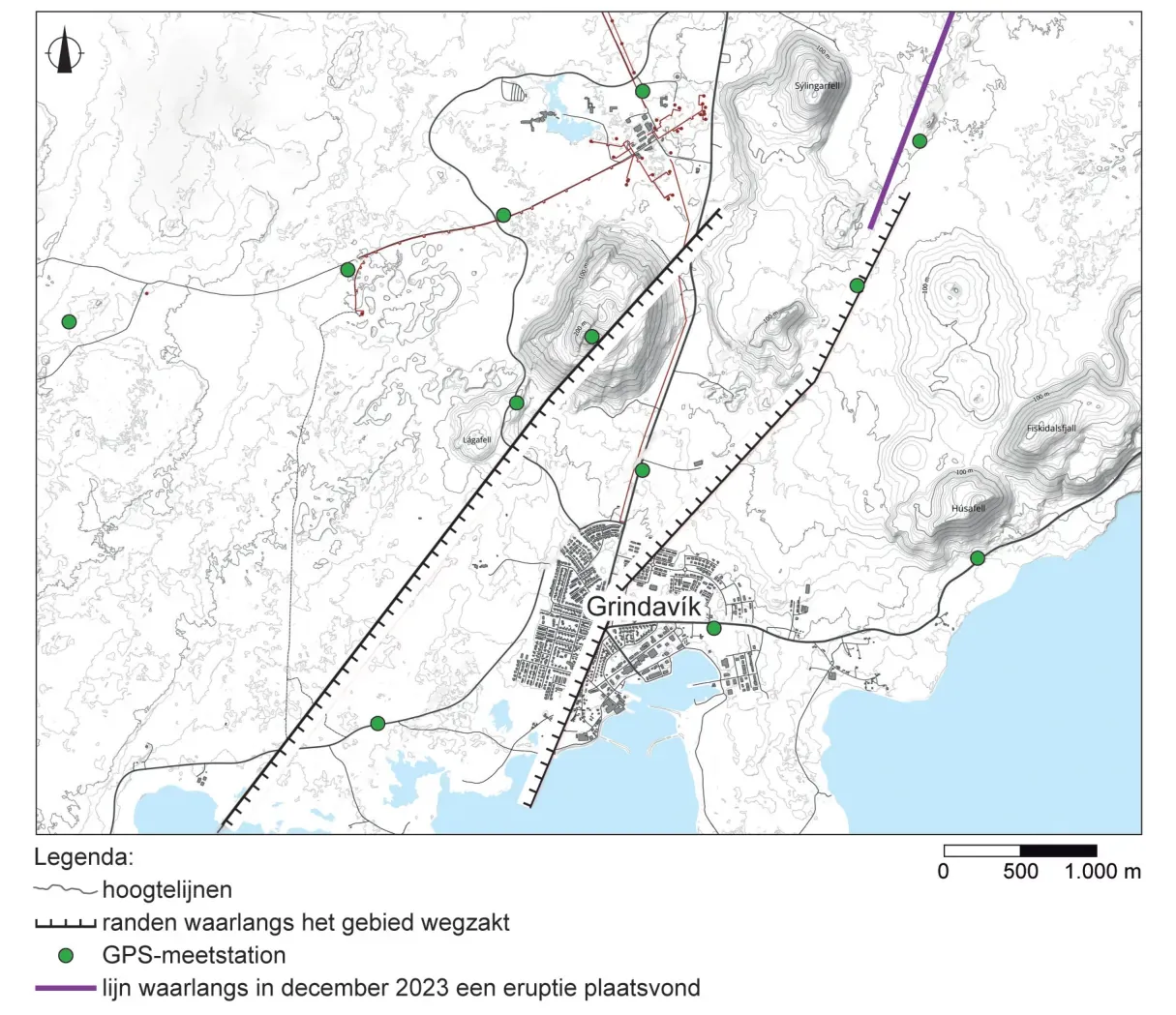 Topografische kaart van de omgeving van Grindavik met hoogtelijnen, randen van het gebied dat wegzakt, GPS-meetstations en de lijn waarlangs in december 2023 een eruptie plaatsvond.