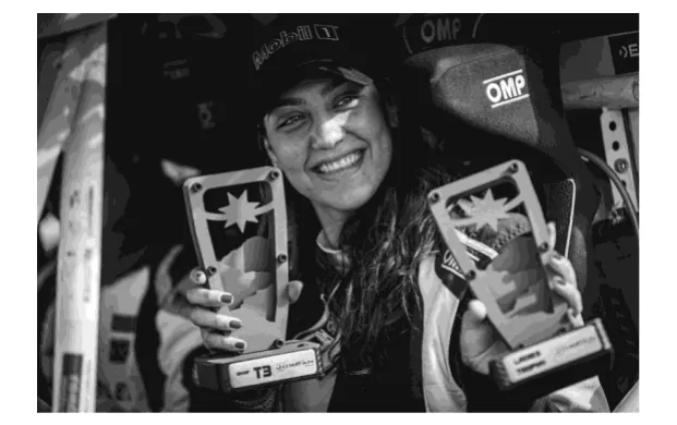 Foto van rallyrijdster Dania Akeel met prijzen.