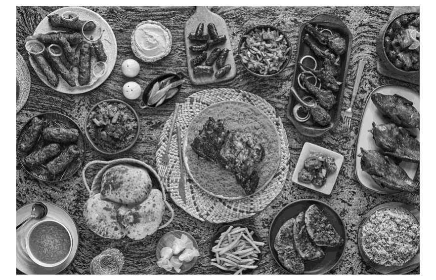 Foto van een tafel vol gerechten.