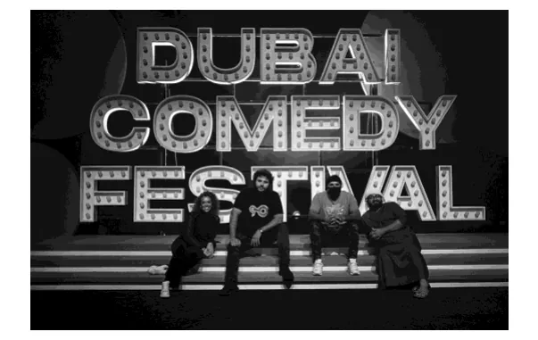 Foto van het podium van het Dubai Comedy Festival.
