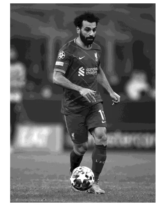 Foto van voetballer Mohamed Salah aan de bal.