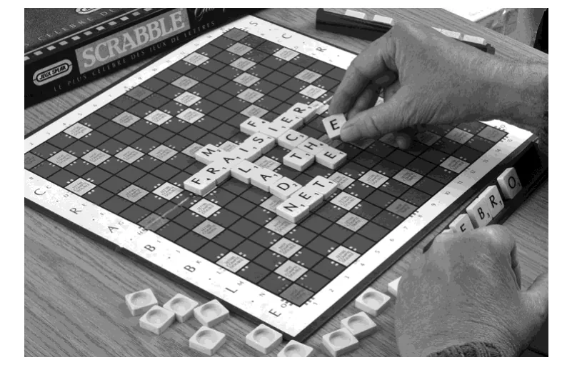 Foto van een spelbord met woordstenen.
