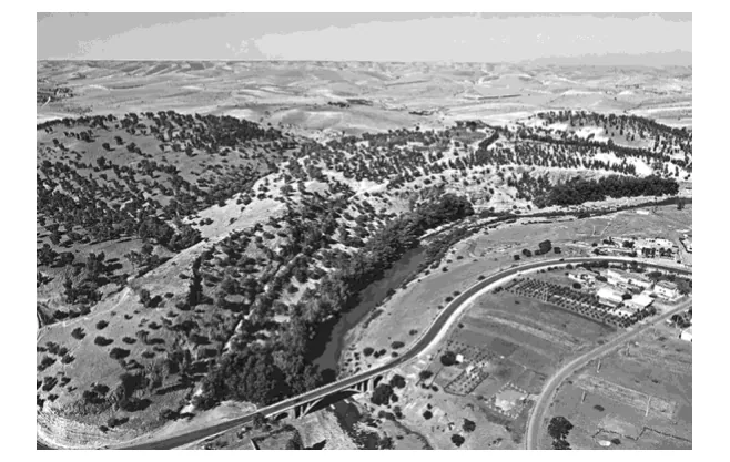 Luchtfoto van een heuvellandschap met een rivier.