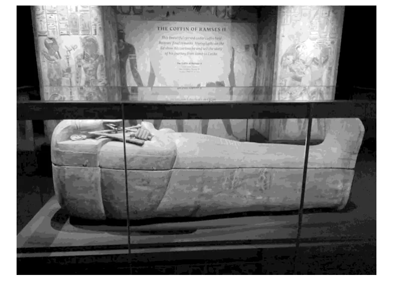 Foto van de sarcofaag van Ramses II in een museumvitrine.