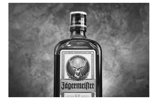 Een fles Jägermeister met het hertenlogo op het etiket.
