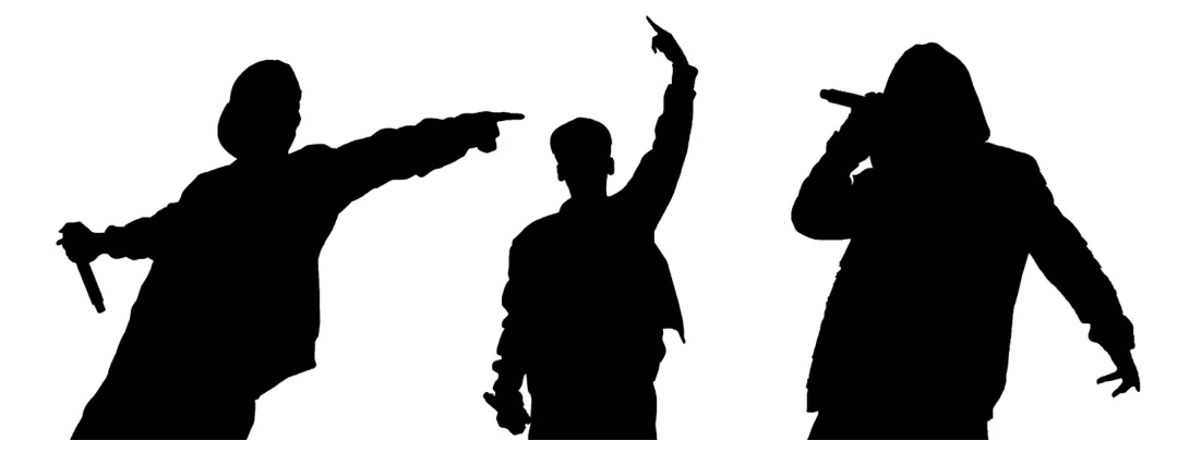 Silhouetten van drie rappers met een microfoon.