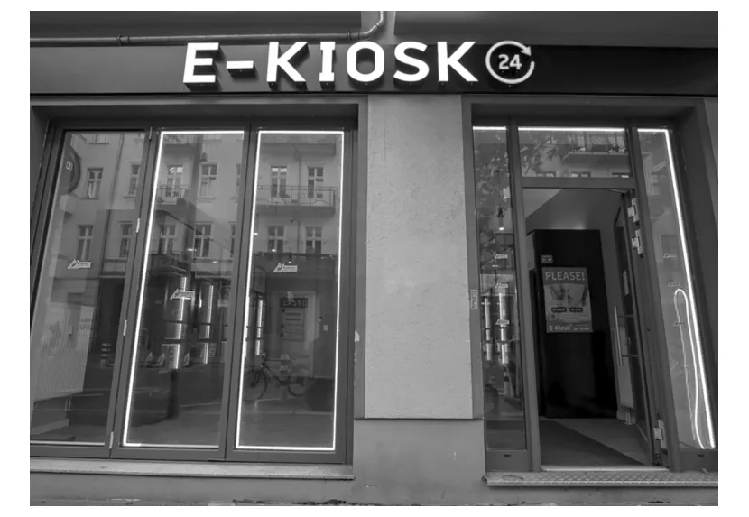 Foto van de gevel van een E-Kiosk met open deur.