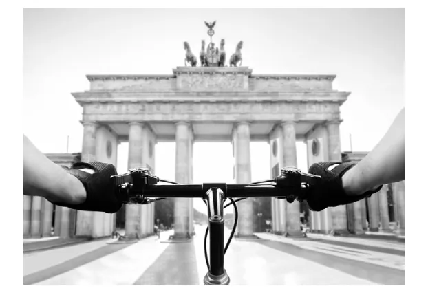 Foto vanaf een fietsstuur met de Brandenburger Tor op de achtergrond.