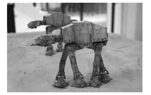 Foto van een speelgoedmodel van een vierpotige robotvoertuig uit Star Wars.