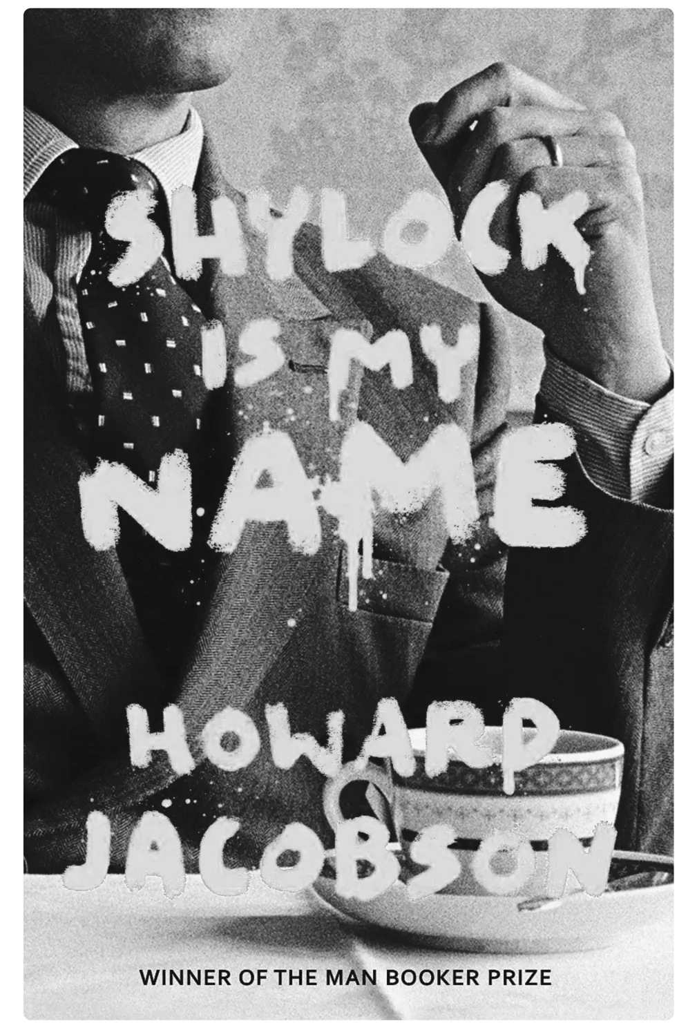 Omslag van de roman Shylock is my name van Howard Jacobsen, met een man in een pak met stropdas en een kopje thee.