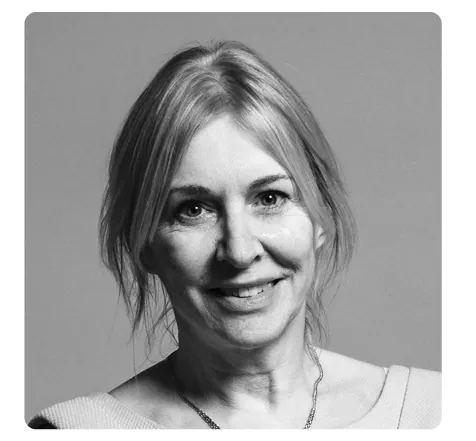 Zwart-witportret van een glimlachende vrouw met halflang, blond haar.