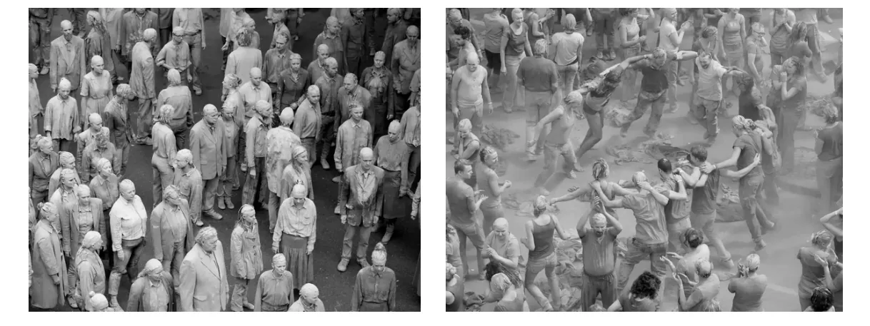 Twee zwart-wit foto’s naast elkaar van het zombieprotest in Hamburg. Links staat een grote groep stilstaande mensen in grijze kleding. Rechts dansen en omhelzen mensen elkaar in een groep, in een wolk van stof of rook.