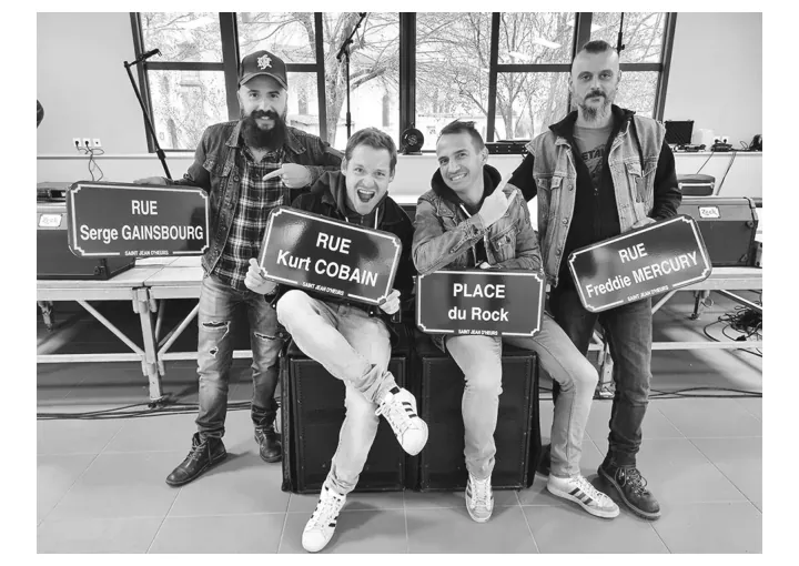 Foto van vier mannen met straatnaambordjes van rockmuzikanten.