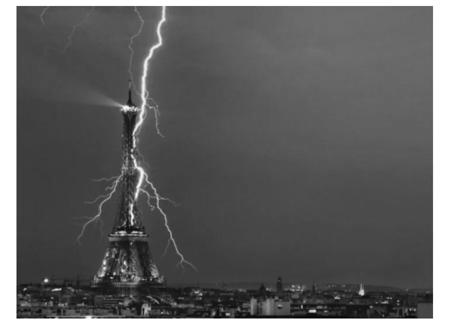 Foto van de Eiffeltoren die door de bliksem wordt getroffen.
