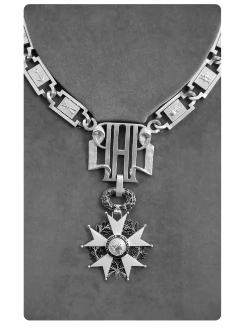 Foto van de ketting van de Légion d’honneur met het sterkruis aan een lint.