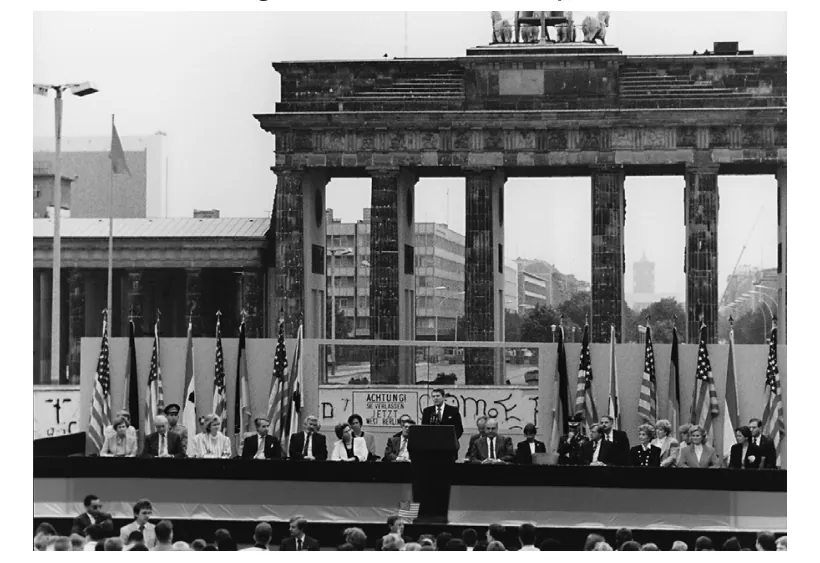 Foto van president Reagan die een toespraak houdt voor de Brandenburger Tor.