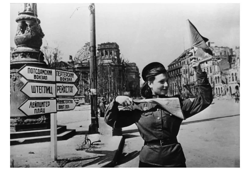 Foto van een Russische verkeersregelaarster met vlaggetjes voor wegwijzers in Berlijn.