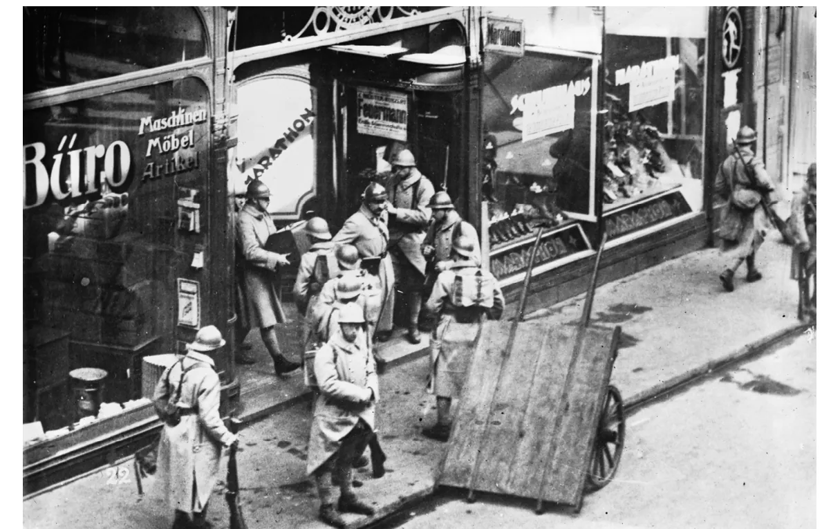 Foto van Franse soldaten die spullen uit een winkel in het Ruhrgebied halen.