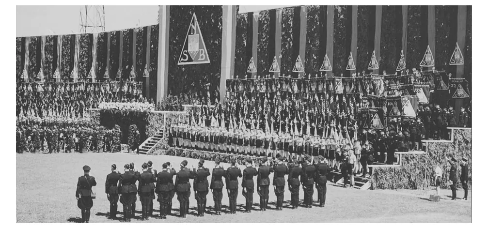 Foto van een grote NSB-bijeenkomst met rijen geüniformeerde mannen.