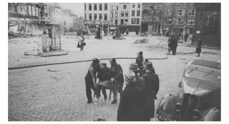 Foto van hulpverleners die een slachtoffer wegdragen in een verwoeste straat in Nijmegen.