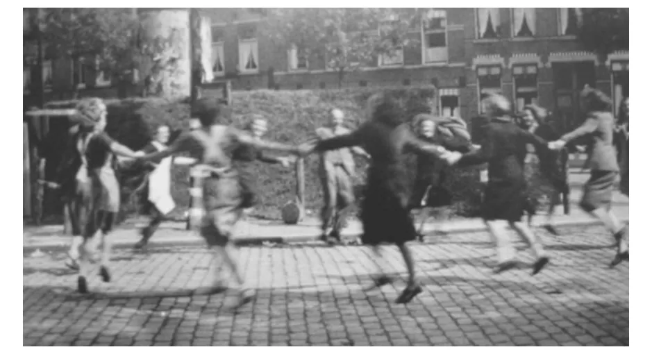 Foto van dansende mensen op straat.