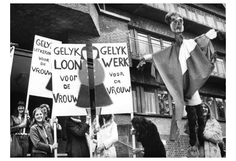 Foto van demonstrerende vrouwen met borden Gelijk loon voor de vrouw en Gelijk werk voor de vrouw.