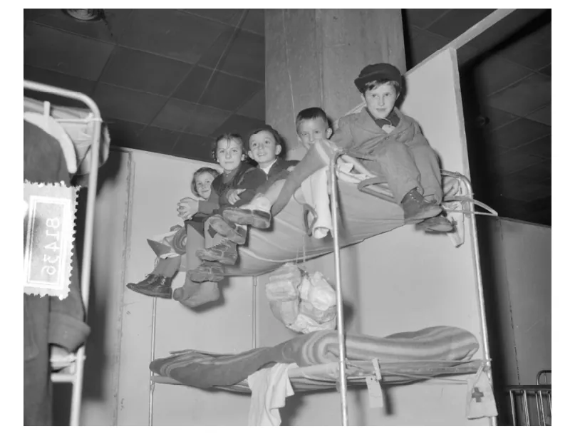 Foto van Hongaarse vluchtelingenkinderen in stapelbedden.